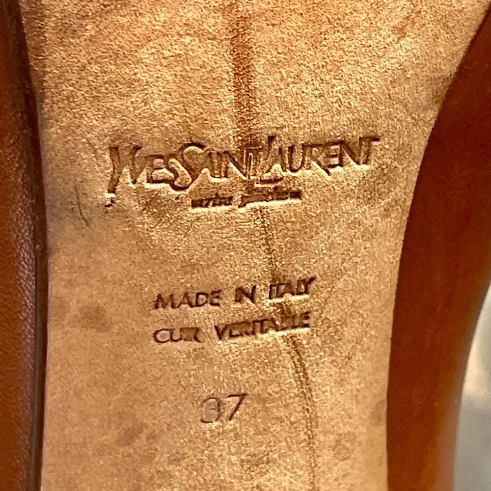 Yves Saint Laurent leather pointed toe pumps, buckle accent, needs heel taps, 37 - Picture 13 of 15